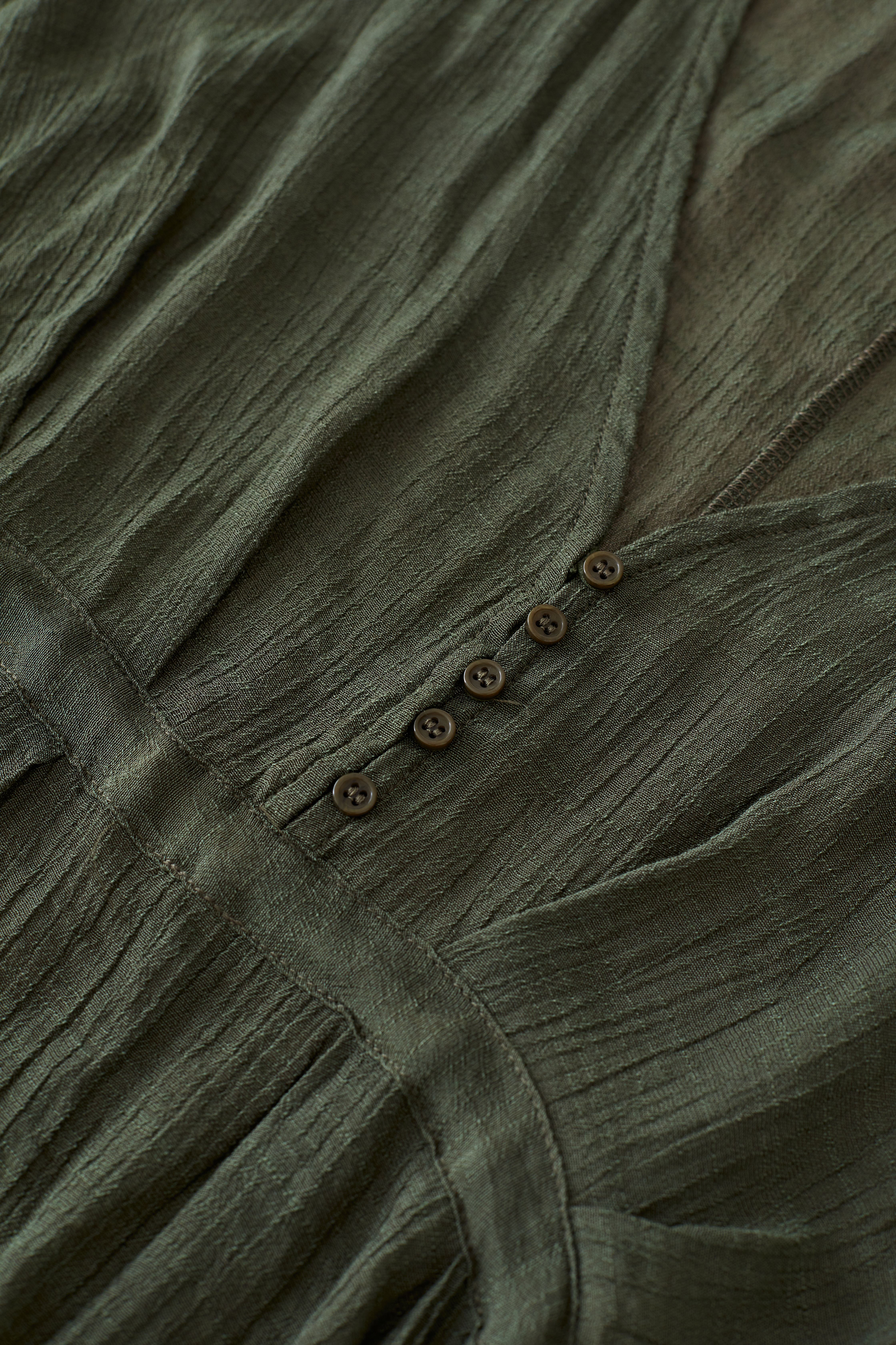 Tunika mit Fledermausärmeln und V-Ausschnitt in Armeegrün