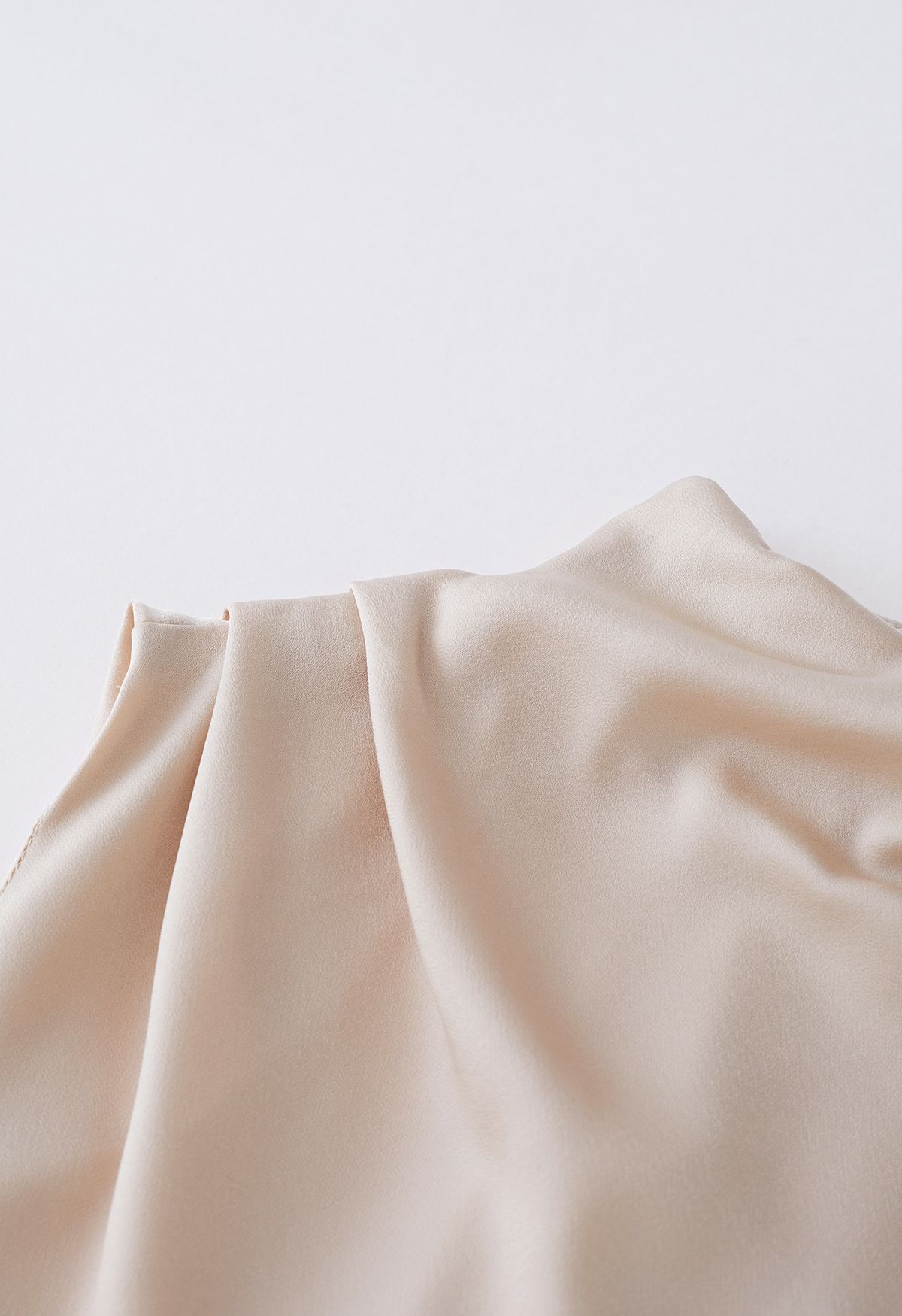 Asymmetrisches ärmelloses Kleid mit gerüschtem Ausschnitt in Apricot