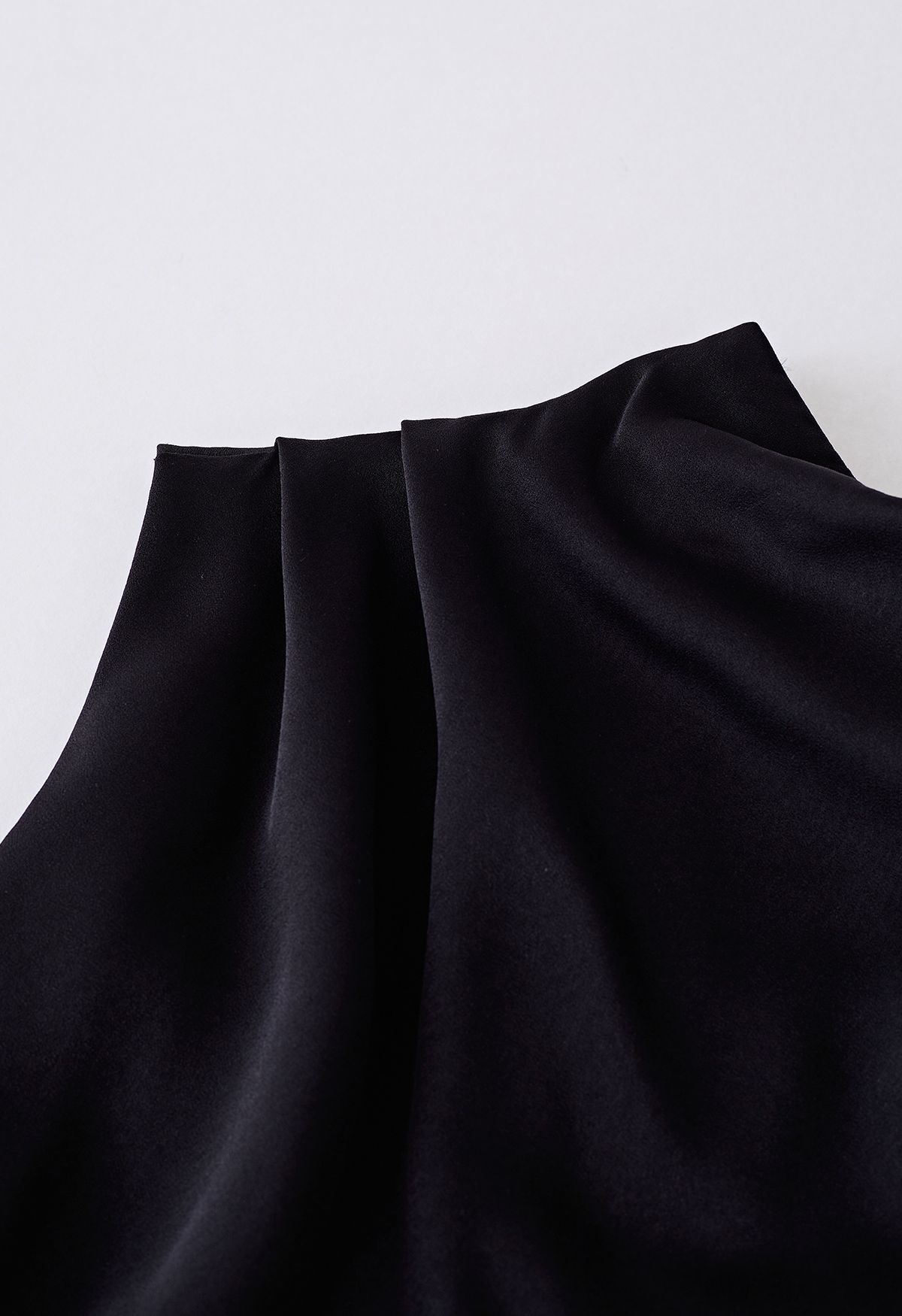 Ärmelloses Kleid mit asymmetrischem Rüschenausschnitt in Schwarz