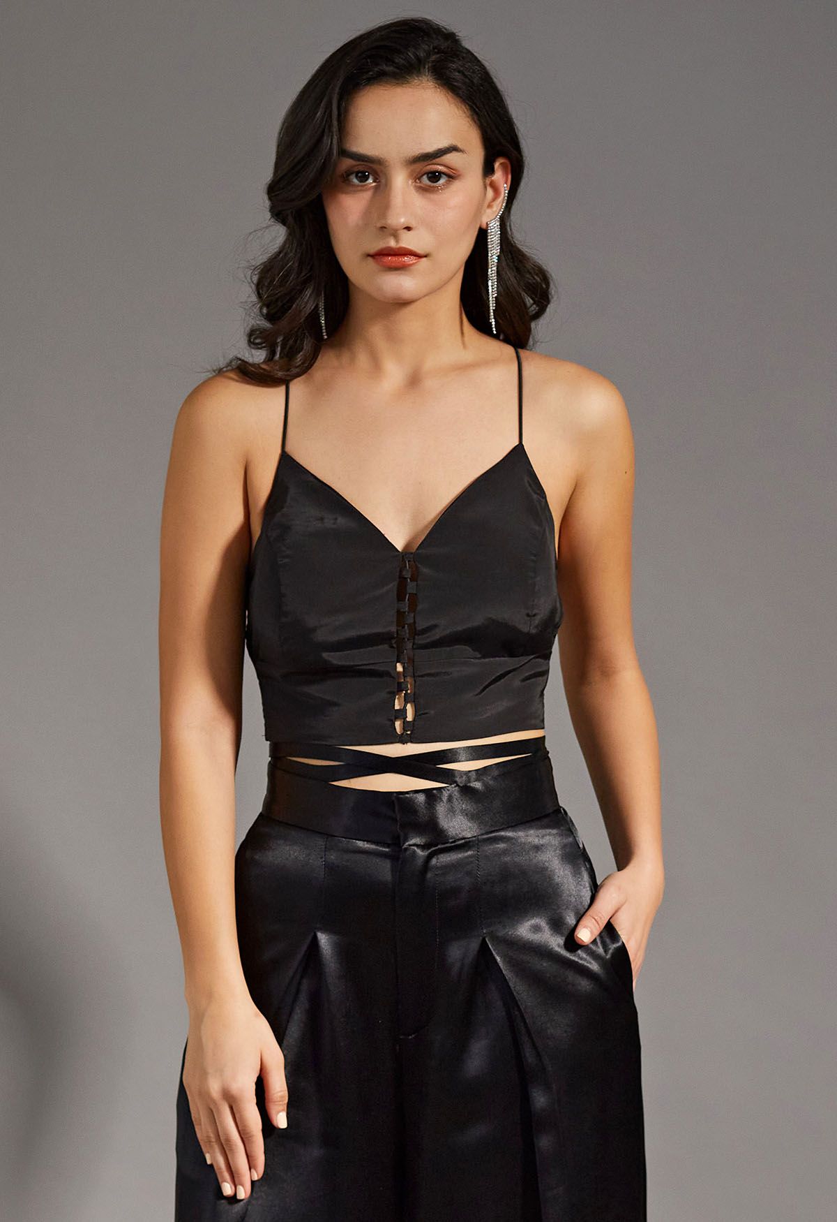 Crop Cami Top mit überkreuztem Rücken in Schwarz