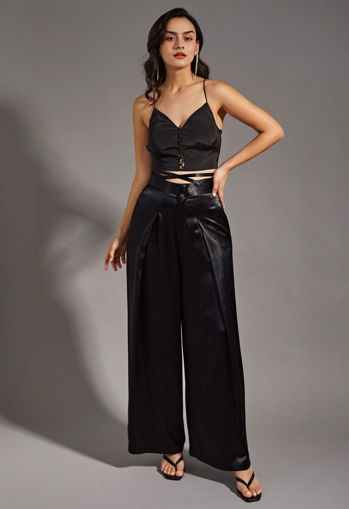 Crop Cami Top mit überkreuztem Rücken in Schwarz