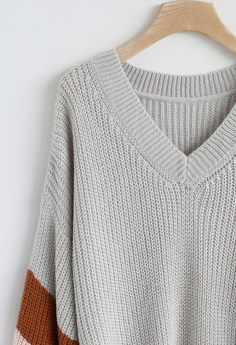 Strickpullover mit V-Ausschnitt und farblich abgesperrten Ärmeln in Grau