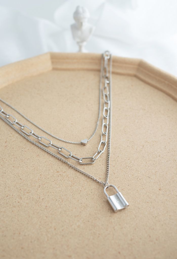 Mehrschichtige Halskette mit Verschlusskette in Silber