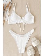 Niedriges Bikini-Set mit Trägern in Weiß