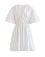 Baumwollkleid mit V-Ausschnitt und Blasenärmeln in Weiß